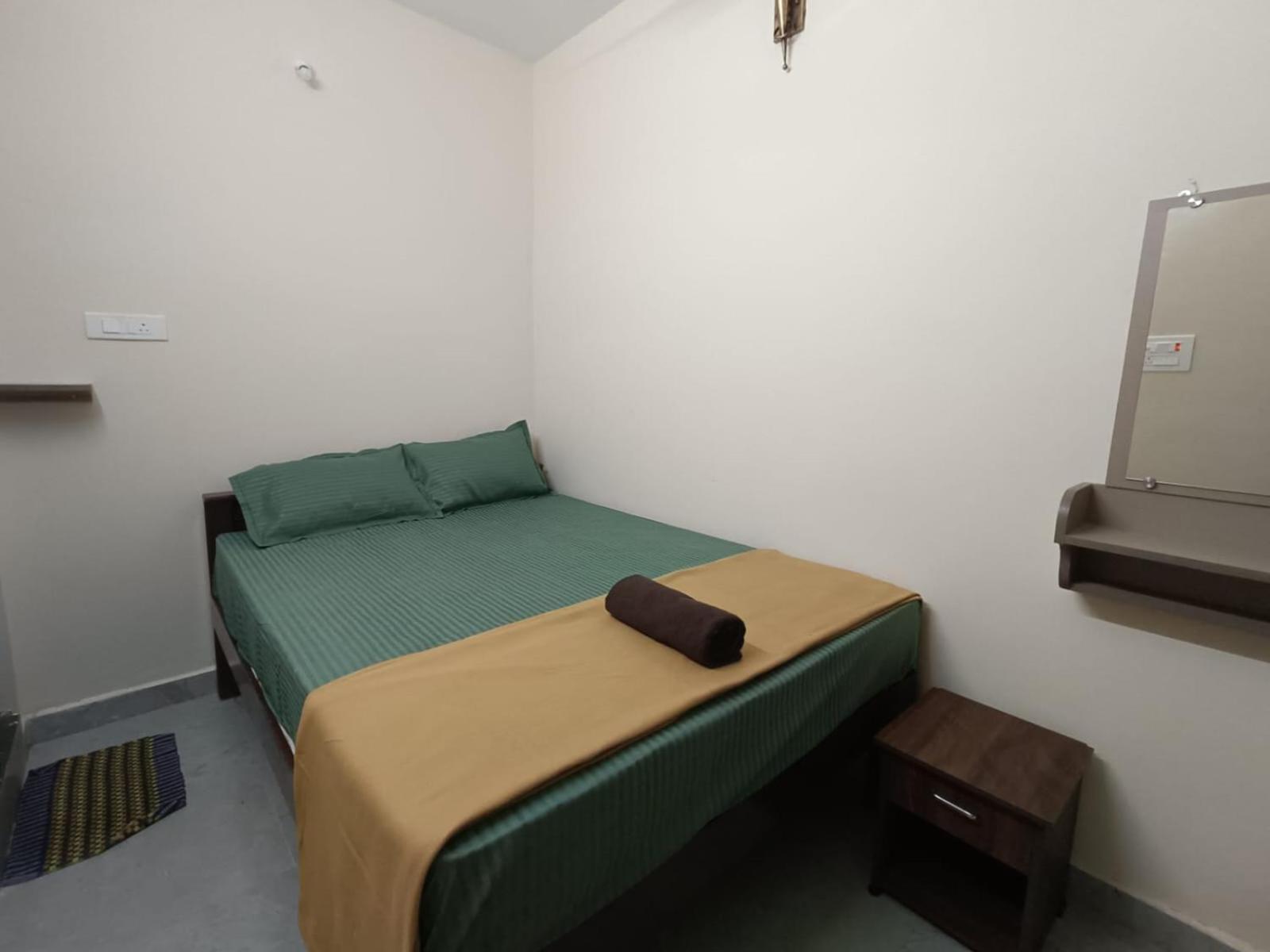 Omkara - The Fives Guest House Tiruvannāmalai エクステリア 写真