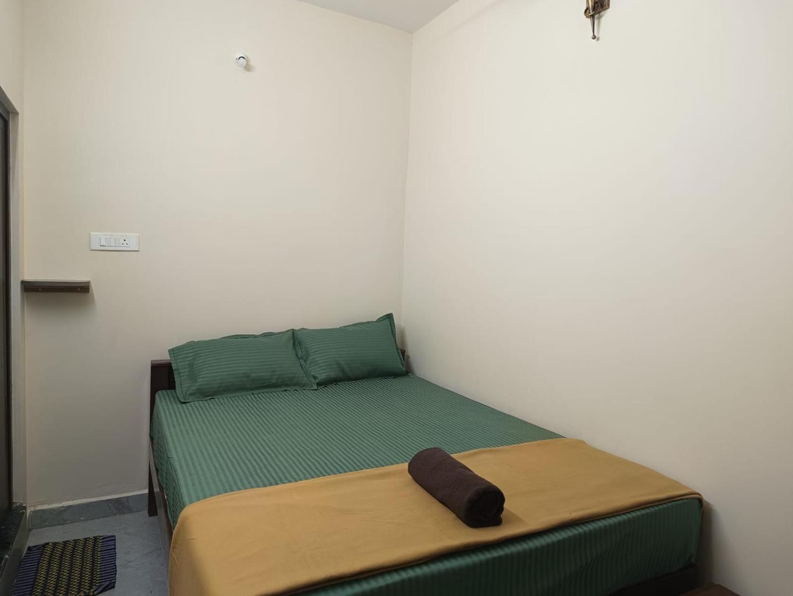 Omkara - The Fives Guest House Tiruvannāmalai エクステリア 写真