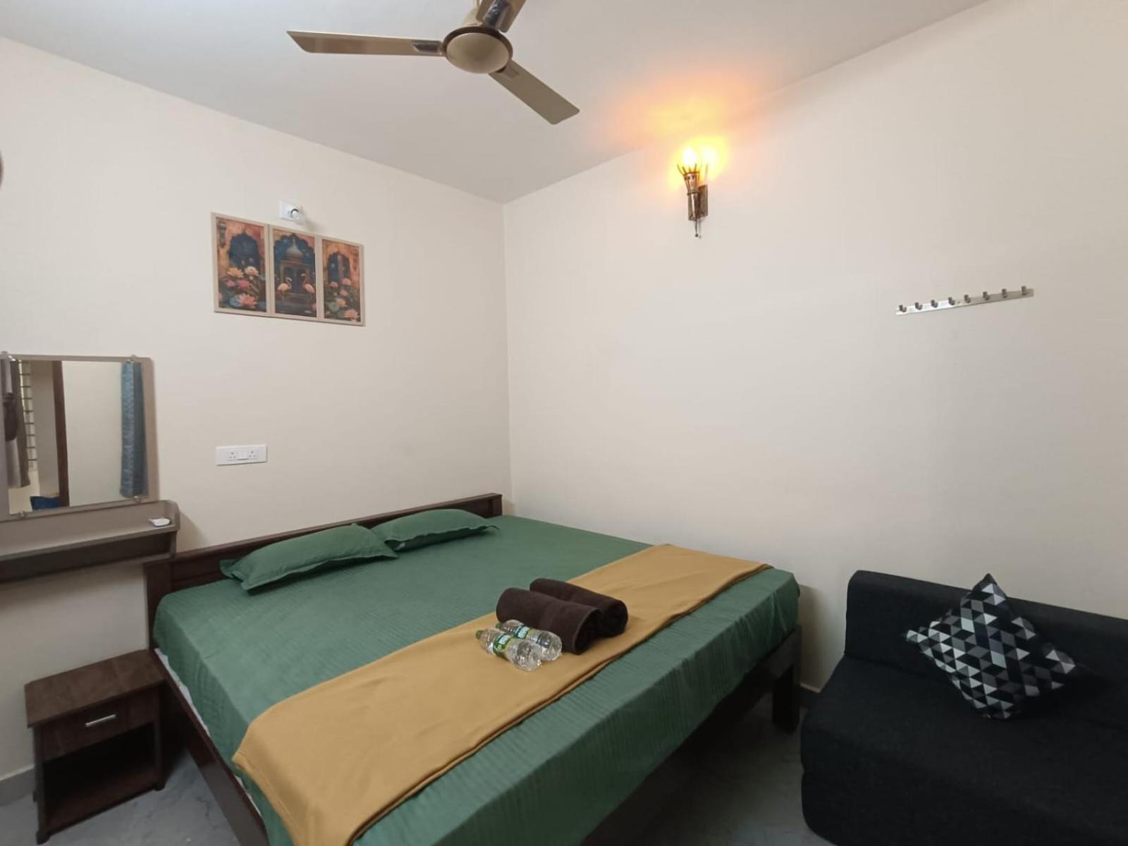 Omkara - The Fives Guest House Tiruvannāmalai エクステリア 写真